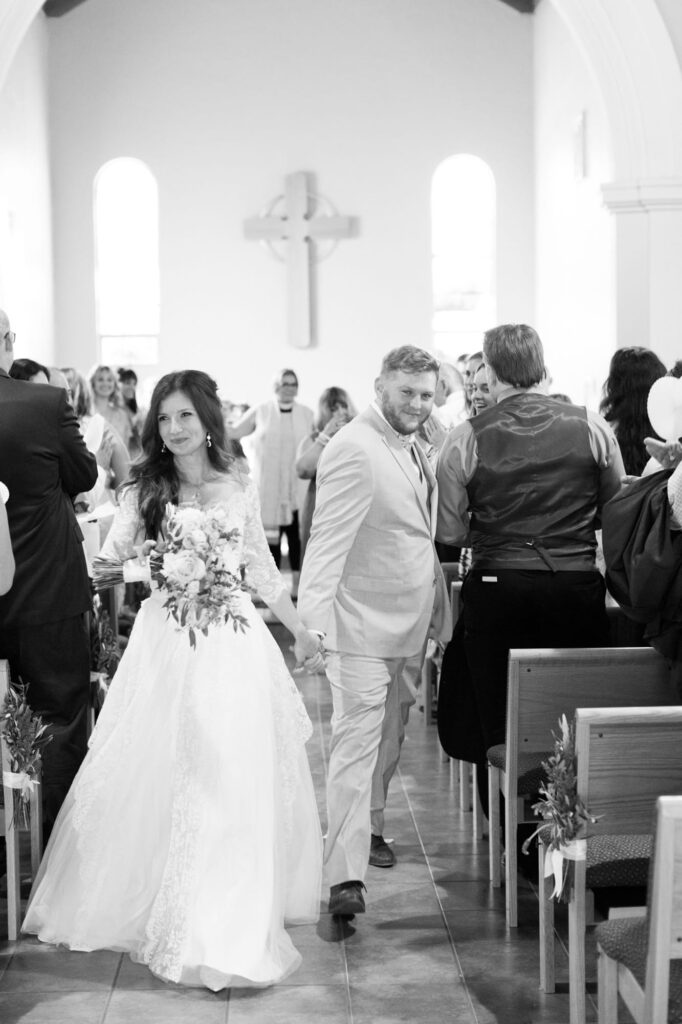 Bride and groom walk back up the aisle.