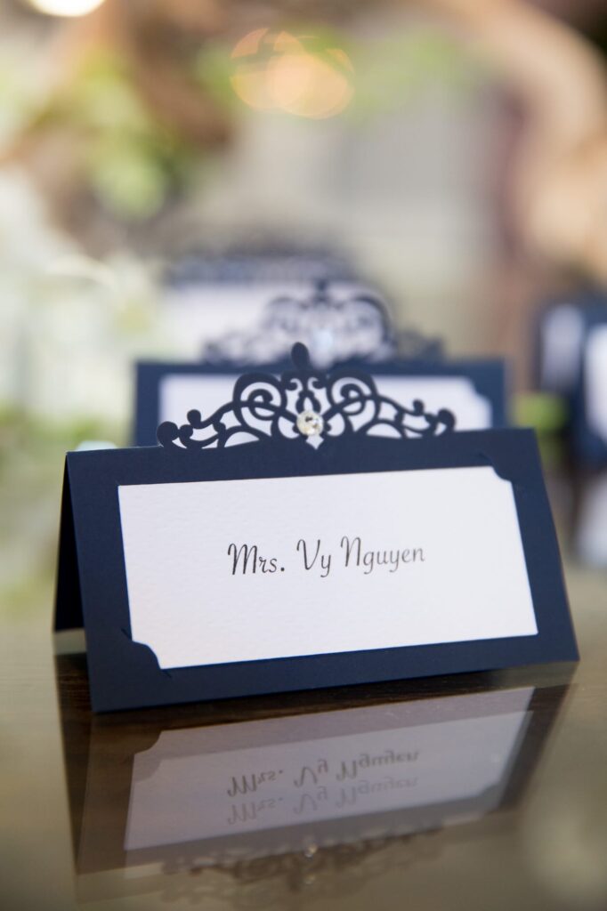 Place cards that reads "Mrs. Vy Nguyen"