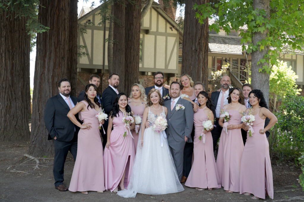 Outdoor wedding photoshoot with the bride, groom, bridesmaids, and groomsmen.