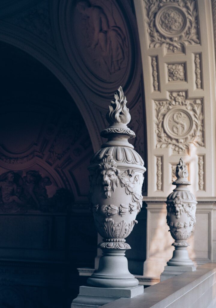 Beautiful design carvings on walls and pillars in San Francisco City Hall.